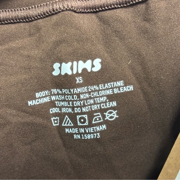 SKIMS Fits Everybody Cocoa Short Sleeve T-Shirt Bodysuit - Picture 3 of 6